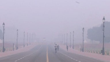 खाली सड़क पर पोल्लुशण वाली हवा दिख रही है 