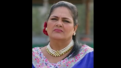 एक महिला टीवी शो ‘उड़ने की आशा’ में गुड्डी मारुति के साथ|