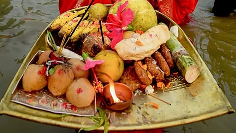 छठ पूजा में बांस से तैयार “सूप” और घी से बना पारंपरिक ठेकुआ प्रसाद 