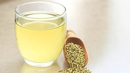 एक मग में नींबू की चाय और उसके पास सौंफ रखी हुई, स्वास्थ्यवर्धक घरेलू नुस्खे का चित्र।