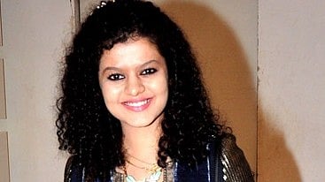 बॉलीवुड सिंगर पलक मुछाल मीडिया को पोज़ देती हुई