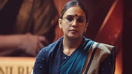 साड़ी पहने एक महिला चश्मा लगाए राजनीतिक अंदाज में नजर आ रही है।