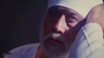 एक आदमी सोच में खोया हुआ, जैसे पुरानी यादों को याद कर रहा हो।