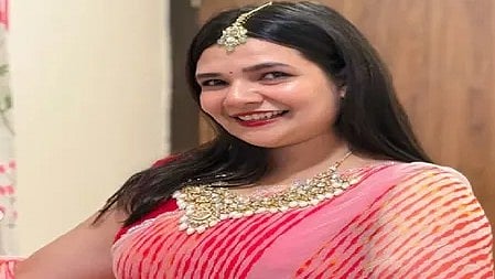 मुस्कुराती हुई महिला फोटो में पोज देती हुई|