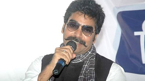 आशुतोष राणा मीडिया से बात करते हुए 