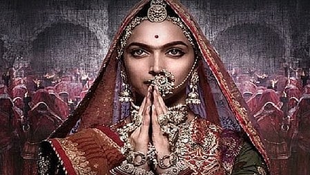 इस तस्वीर में दीपिका पादुकोण है जिस में वह लाल रंग की साड़ी पहनी हुयी है 