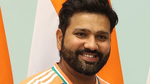 रोहित शर्मा टीम इंडिया की जर्सी में नज़र आ रहे है 