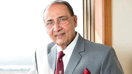 हल्की मुस्कान के साथ नजर आते अभिनेता यूसुफ हुसैन, जिन्होंने लखनऊ से बॉलीवुड तक अपनी पहचान बनाई|