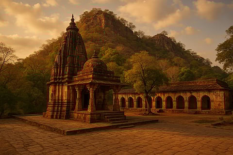 फोटो में दिखाई दे रहा यह मंदिर लाल-भूरे बलुआ पत्थरों से निर्मित है, जिसकी ऊपरी भाग पारंपरिक नागर शैली में बनी है। मंदिर के प्रवेश द्वार तक जाने वाली सीढ़ियां, उसके सामने की समतल भूमि और आस-पास फैली हरी-भरी पहाड़ियां इसकी प्राकृतिक सुंदरता को और निखार देती हैं।