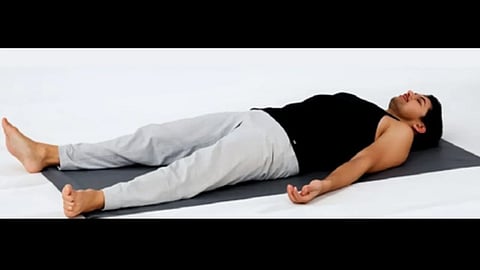 योग करते हुए एक नेक व्यक्ति, मिर्गी के मरीजों के लिए मानसिक शांति और शरीर के लचीलापन बढ़ाने में मददगार।