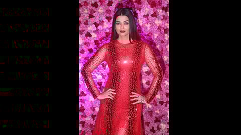 ऐश्वर्या राय बच्चन स्टाइलिश पोज़ में खड़ी हुई|