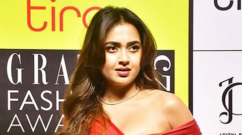 तेजस्वी प्रकाश मीडिया को पोज़ देती हुई नज़र आ रही है