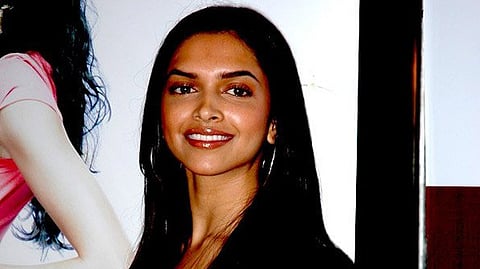 Deepika Padukone pose karti hui