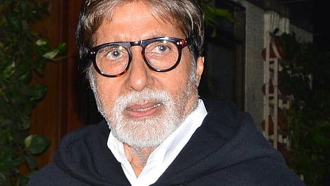 अमिताभ बच्चन मीडिया को पोज़ देते हुए 