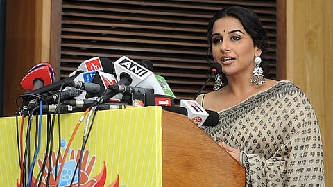 Vidya Balan logo aur press ke samne speech deti hui