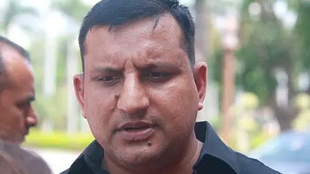 एक पुरुष जनता के बीच बात करते हुए|