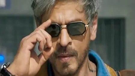 शाहरुख खान अपने जन्मदिन के मौके पर मुस्कुराते हुए नजर आ रहे हैं।