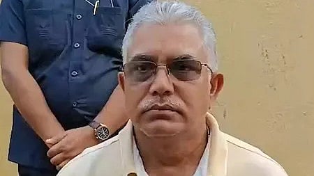 एक आदमी कुर्सी पर बैठा हुआ नजर आ रहा है।