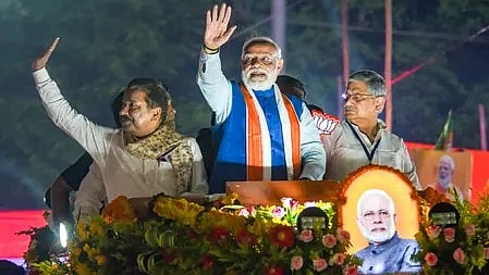 प्रधानमंत्री नरेंद्र मोदी पटना रोड शो के दौरान अपनी कार से खड़े होकर समर्थकों का अभिवादन करते हुए।