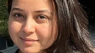 इस तस्वीर में एक महिला नजर आ रही है।