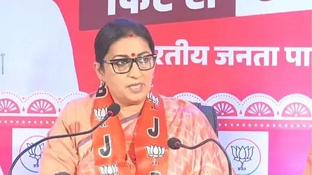 स्मृति ईरानी सभा में बोलते हुए|