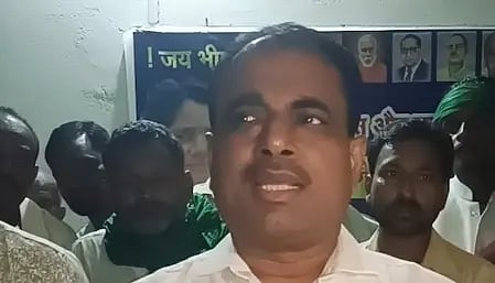 बिहार में एक व्यक्ति जनसभा या राजनीतिक कार्यक्रम के दौरान भाषण देते हुए।