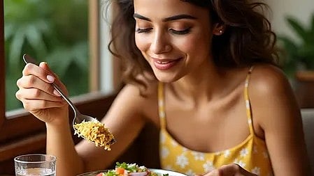 लकड़ी कुछ खाते हुए दिख रही है|