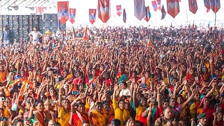 बिहार विधानसभा चुनाव 2025 में मतदान करने आए कई लोग।