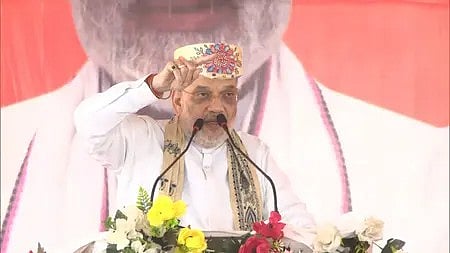 केंद्रीय गृह मंत्री अमित शाह जनता को संबोधित करते हुए|