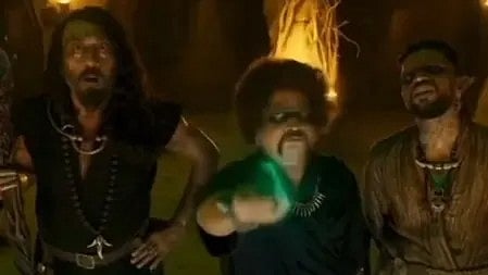 इस तस्वीर में तीन लोग कैमरे के सामने खड़े नजर आ रहे हैं।