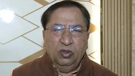 भाजपा सांसद नरेश बंसल मीडिया से बातचीत करते हुए।