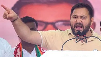 तेजस्वी यादव बिहार चुनाव में प्रतिक्रिया देते हुए|