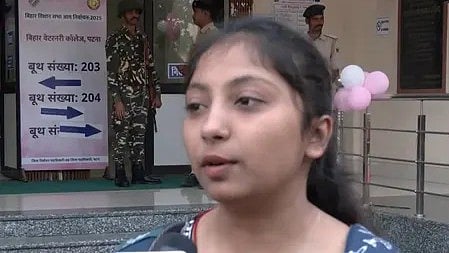 बिहार चुनाव 2025: मतदान केंद्र से वोट डालकर बाहर आती एक महिला मतदाता।