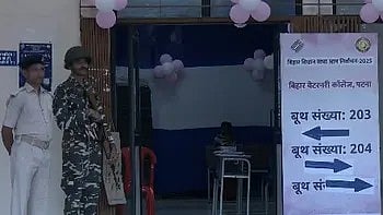 बिहार विधानसभा चुनाव 2025 के पहले चरण में मतदान केंद्र पर वोटिंग बूथ और मतदाता कक्ष का दृश्य।