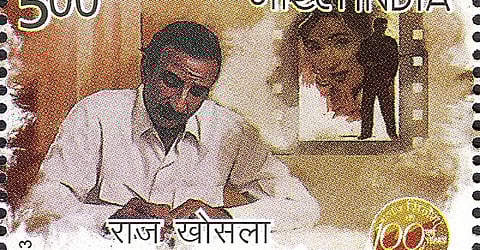 इस तस्वीर में राज खोसला कुछ लिखते हुए दिखाई दे रहे हैं।