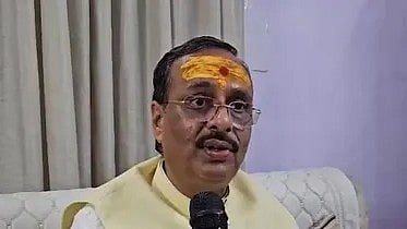 एक आदमी मतदान की अपील करते हुए|