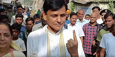 नितिन मतदान करते हुए विधानसभा चुनाव 2025 में वोट डालते दिखाई दे रहे हैं।