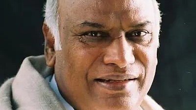 एक व्यक्ति नजर आ रहा है जो बिहार विधानसभा चुनाव से जुड़ी अपील कर रहा है।