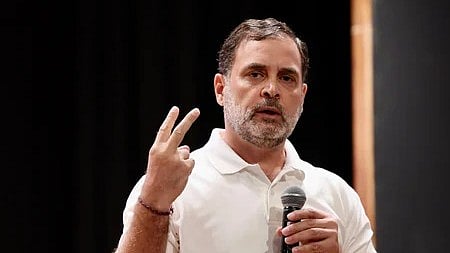 इस तस्वीर में राहुल गांधी भाषण देते हुए नजर आ रहे हैं।