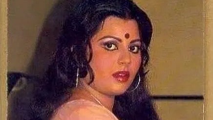 तस्वीर में दिग्गज बॉलीवुड अभिनेत्री सुलक्षणा पंडित नजर आ रही हैं।