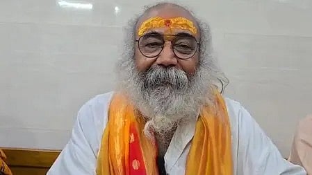 तस्वीर में आचार्य प्रमोद कृष्णम नजर आ रहे हैं|