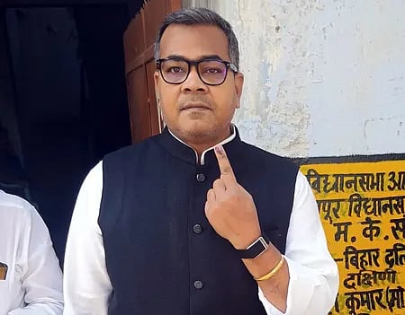 तस्वीर में एक व्यक्ति वोट डालते हुए दिखाई दे रहा है।