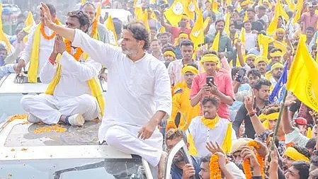 प्रशांत किशोर बिहार चुनाव 2025 में बंपर वोटिंग के दौरान जनता के बीच नजर आते हुए|