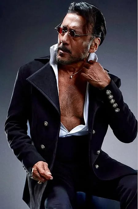 पोज़ करते हुए अभिनेता जैकी श्रॉफ।