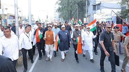 मार्च करते हुए लोग 