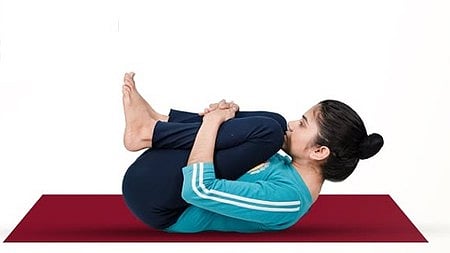 आसन करती हुई लड़की 