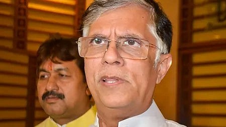 बिहार चुनाव 2025 के दौरान कांग्रेस नेता पवन खेड़ा जनता को संबोधित करते हुए।