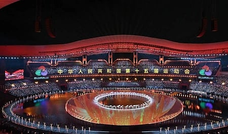 खेल का स्टेडियम और चारों तरफ लोग