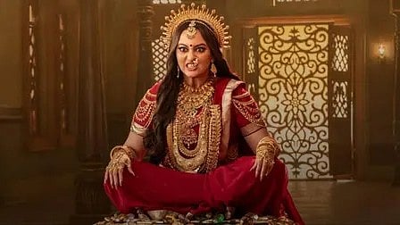 लाल साड़ी में सोनाक्षी सिन्हा|