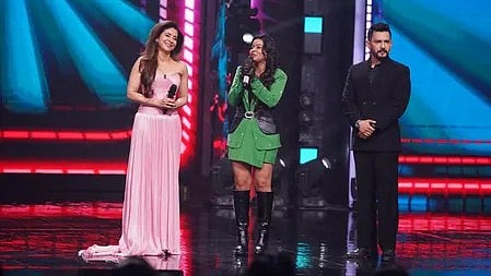 उर्मिला मातोंडकर, प्रतियोगी और शो होस्ट इंडियन आइडल 16 प्रीमियर पर मंच पर खड़े।